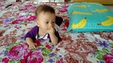 Em bé 7,5 tháng tuổi biết trườn lấy đồ chơi như thế nào