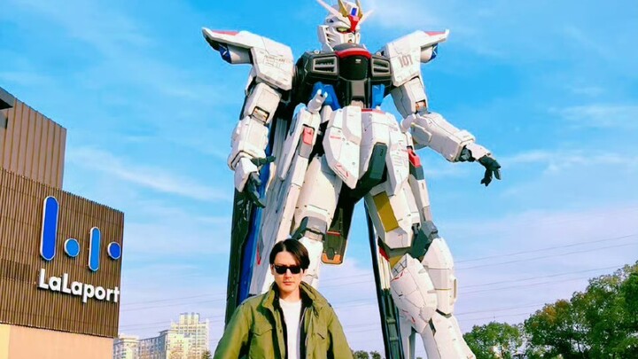 Kapten Stringman dan Freedom Gundam berada dalam satu bingkai, dan kedua koki itu sangat gembira sek