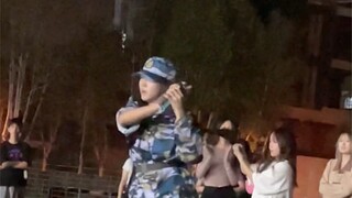 Beatbox versi dance taman bermain militer. Kenakan seragam militer dan menari agar lebih seru kemana