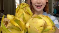 Buah naga ada yang emas lho …. Aku pernah coba yang ukurannya kecil kecil , manis deh … ini nemu yan