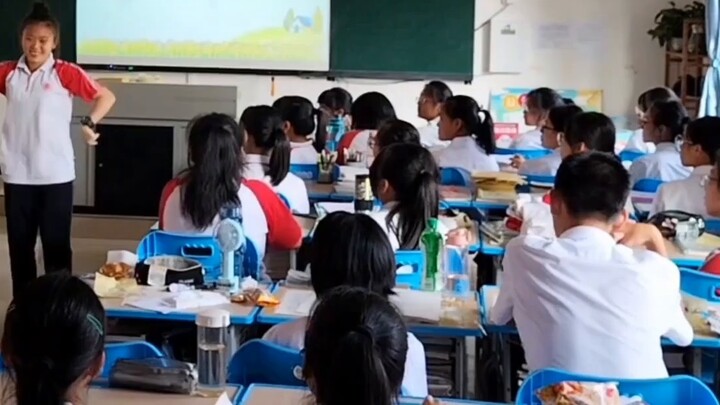 Pertemuan kelas Hari Guru, tarian jungkir balik bodoh
