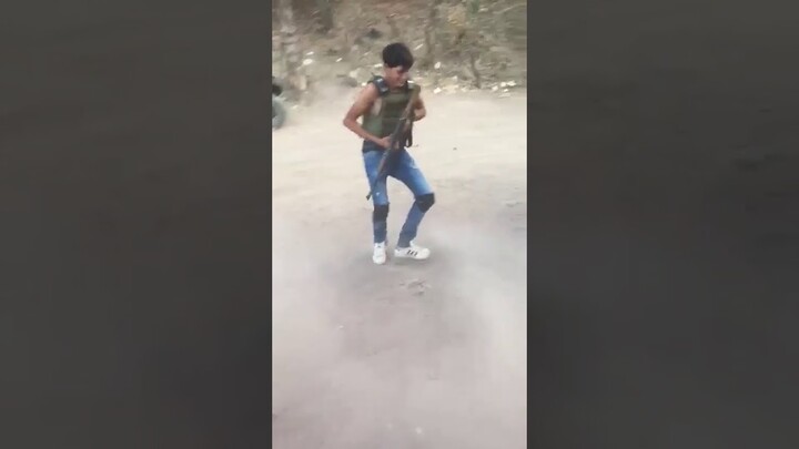 Sicarios bailando de alegría