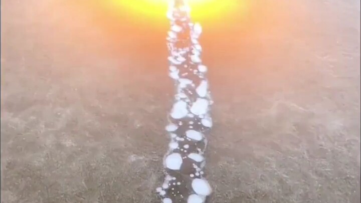 Roket kecil tahap kedua keluar dari es