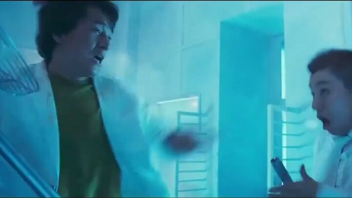 Tindakan Jackie Chan cukup kejam. Dia menyalakan kipas angin di tempat penyimpanan dingin dan dengan