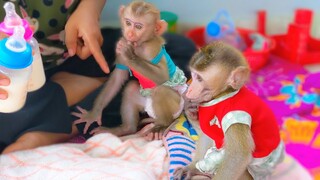 Mom points to tiny Toto Yaya to wait gently & mannered before getting milk