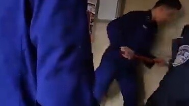 Một người đàn ông đã nhốt mình trong nhà suốt sáu ngày mà không ra ngoài. Bạn cùng phòng của anh ấy 