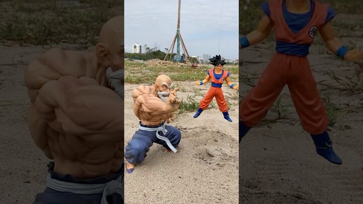 Son Goku Helicopter vs Giant Master Roshi | Dragon Ball Toys