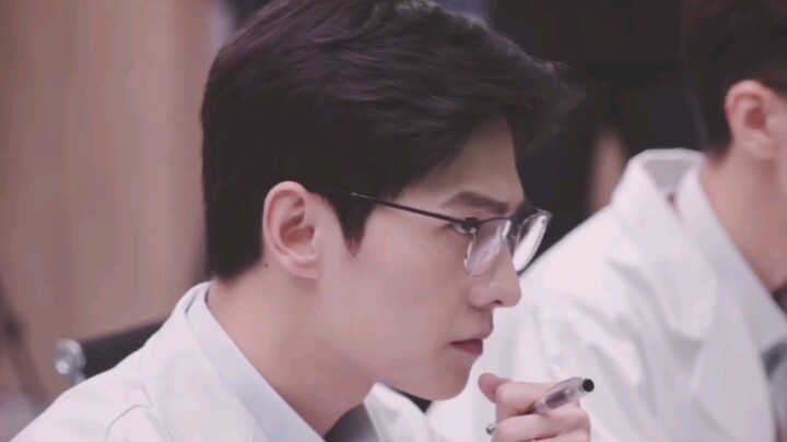 Ascetic handsome guy|Help! He looks so good with glasses! | You are my glory on the road