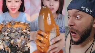 He is shocked to see a Chinese girl eat live crabs!