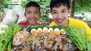 ตำกุ้งสดแซ่บๆ ข้าวเหนียวร้อนๆ ผักหลายๆ..