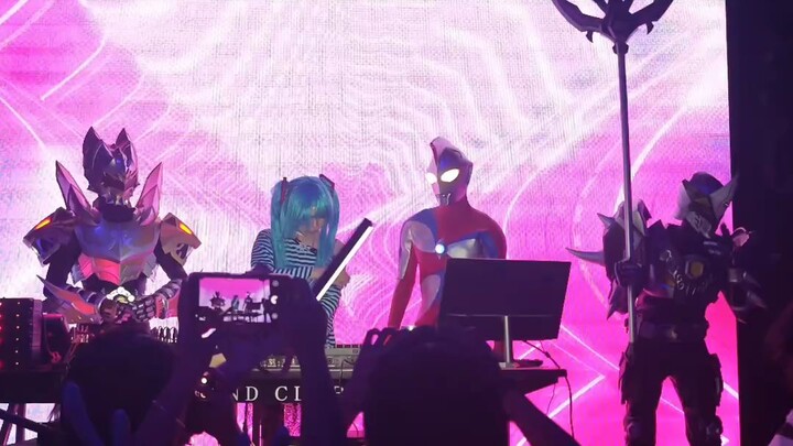 DJ Hatsune Miku dan Ultraman Cosmos - Be The one