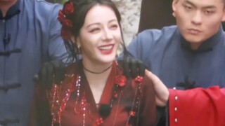 #迪丽热巴 là một cô gái xinh đẹp~ Kiểu trang điểm này thật lộng lẫy! ! Rồi cô ấy cười ngốc nghếch hhh Cô