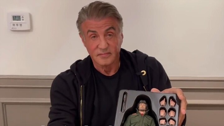 [Model Play] Stallone secara pribadi membuka kotak figur Rambo 1/6 "First Blood" yang diberi izin re
