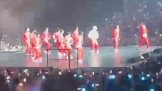 "Aju Nice" performance ng SEVENTEEN sa Philippine Arena, Bulacan