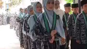 jalan nya pas lagi wisuda kemaren