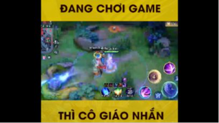 Đang chơi game thì cô giáo nhắn