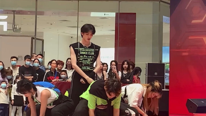 Buổi trình diễn đường phố ngẫu nhiên của Quảng Châu Maniac Bản nhảy cover của Huang Tuyênchen quay t