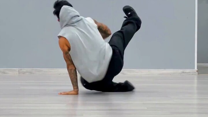 ผู้เริ่มต้นฝึกท่าพื้นฐาน Thomas Ring Street Dance ต้องฝึกท่าพื้นฐาน Power Move