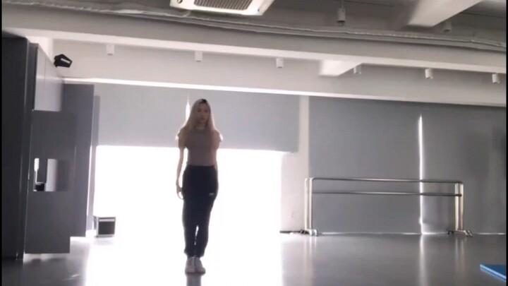 【Giselle】So cool!! There is also a dancing video of her blonde period!