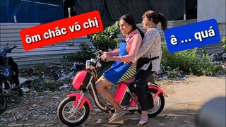 DIVA Cát Thy chạy xe đạp điện chở Giáng Tiên đi chơi | Bánh tráng trộn Cát Thy