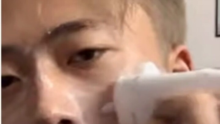 คัง ยาย่า ดาราแต่งตัวข้ามเพศที่มีแฟนๆ หลายล้านคน ถูกแบนบัญชีของเธออย่างถาวร เธอขอโทษเป็นการส่วนตัว พ