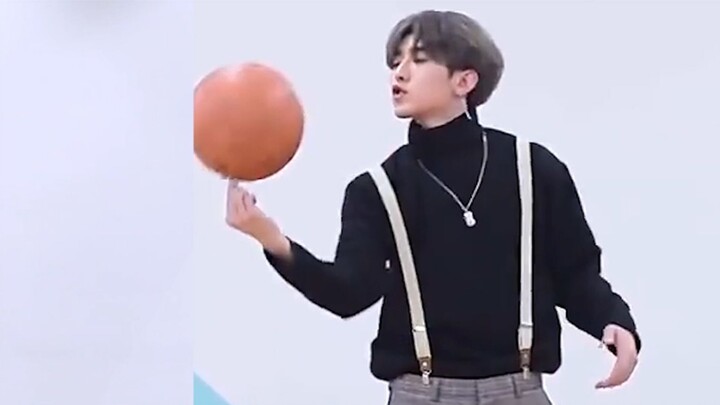 [Momo] Gadis cantik yang menari di rumah meniru Cai Xukun bermain basket. Bola basket sungguh menyen
