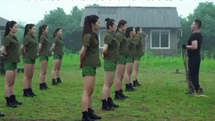 Gadis itu berkata lompat tali itu mudah, tapi saat instrukturnya melompat, semua orang tercengang