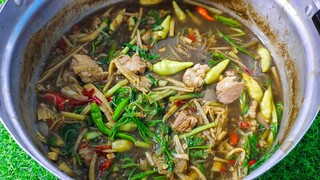 แกงหน่อไม้แบบบ้านๆ ใส่หมู ใส่ผักแขยง ยอดชะอม ใบแมงลักผักบ้านๆหอมๆ สไตล์ | ครัวบ้านๆ Channel