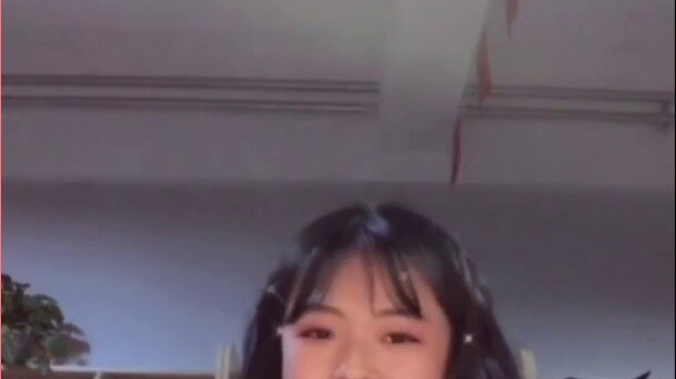 ฉันเต้นรำตามเพลงอย่างลับๆ เมื่อไม่มีใครอยู่ในห้องเรียน