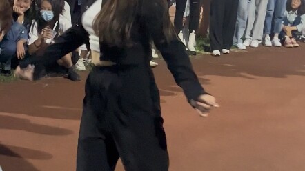 Artis Kpop mengubah wajahnya dalam sedetik saat menari