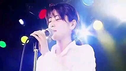 อิซุมิ ซะกะอิ Zard ハイヒール脱ぎ捨てて