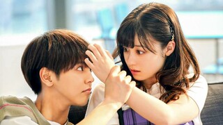 A famous actor who's the idol of the girls at school is melted down by an ordinary and innocent girl