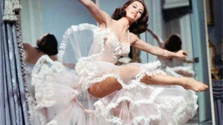 Cyd Charisse trong một cảnh khiêu vũ trong bộ phim "Glass Stockings" năm 1957