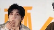 Chen Zheyuan and Zhang Linghe have a marshmallow eating compe*on. Chen Zheyuan: It's impossible t