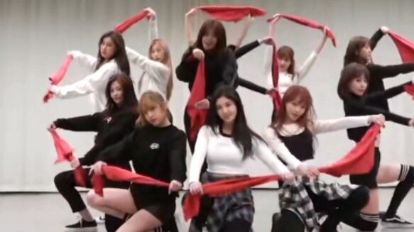 ต่อไปขอต้อนรับ IZ*ONE Shorty Art Troupe ที่จะนำเสนอการแสดง "Beautiful China"