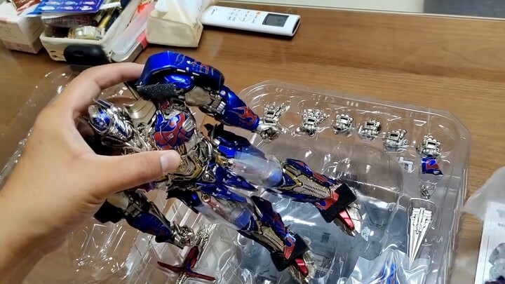 Membeli Knight Optimus Prime untuk suamiku! Dia tersenyum seperti orang bodoh