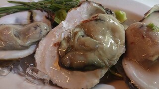 Thai Sea Food Oyster Eating หอยนางรมสดๆ ตัวใหญ่ๆ ร้านอาหารทะเล บางขุนเทียนชายทะเล