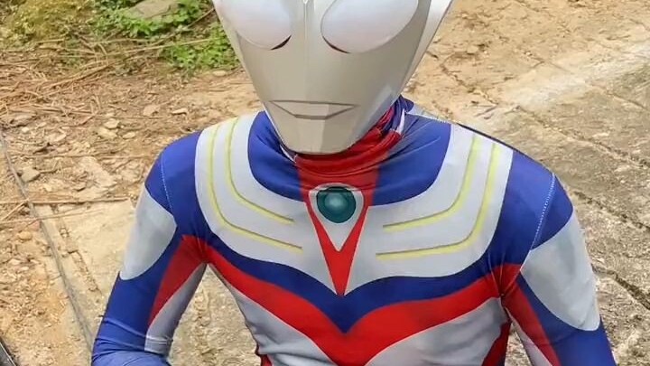 Ultraman, tôi tin bạn phải làm việc chăm chỉ.