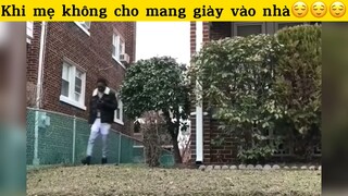 Khi mẹ không cho mang giày vào nhà