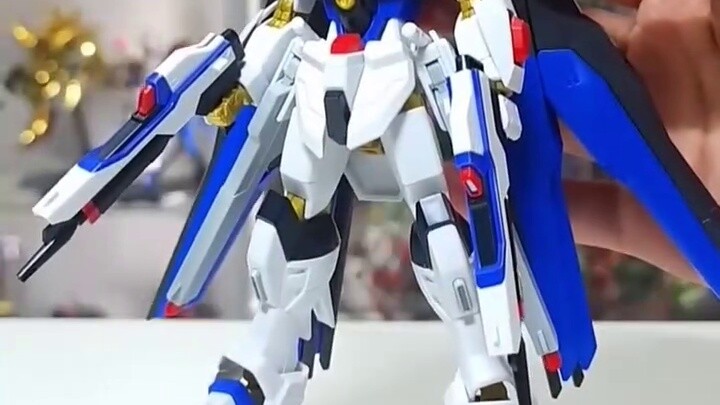 Extraordinary Strike Freedom exchanges HGCE's old Strike Freedom backpack for Strike Freedom II!