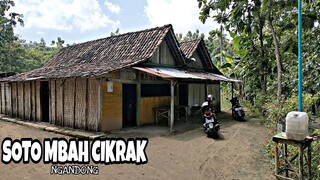 ADEM AYEM TENTREM !!! SUASANA WARUNG PEDESAAN  YANG MASIH ALAMI - soto ayam Mbah cikrak ngawi