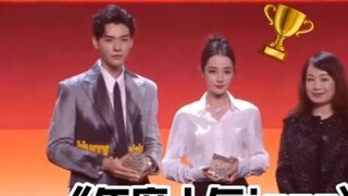 Reba ขึ้นเวทีเพื่อรับรางวัล "ไอคอนยอดนิยมแห่งปี" ของ Harper's Bazaar [เวอร์ชันเต็ม]