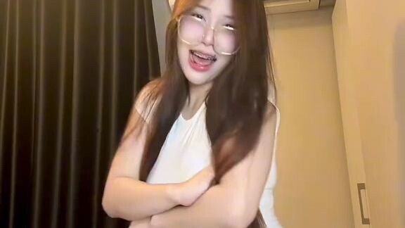 สาวแว่นกันหน่อยย