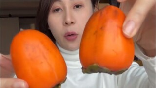 Hasil berburu buah di Oxbow Market , Napa , California … bentuknya beda dibanding persimmon biasa ,