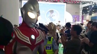 Ekstasi Dapur Tokusatsu - Pertarungan Tiga Kotak Kulit Tokusatsu di Catwalk Pameran Komik Besar...