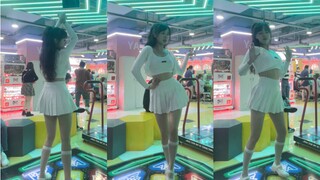 Cuaca dingin tidak bisa menghentikan gadis seksi dengan rok pendek untuk kembali. Warna merah HyunA,