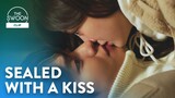Kim Se-jeong “lands” a kiss on Ahn Hyo-seop | Business Proposal Ep 2 [ENG SUB]