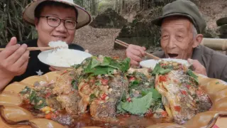 Sichuan's Famous Dish <Spicy Patchouli Leaves Crucian Carp> 
