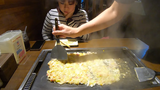 ร้านอาหารทำอาหารบนโต๊ะโอโคโนมิยากิ