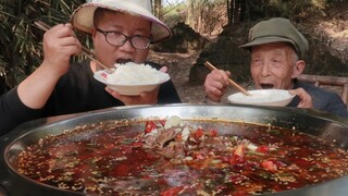 Memasak hidangan Sichuan "ginjal babi sup hotpot" yang lezat tanpa amis